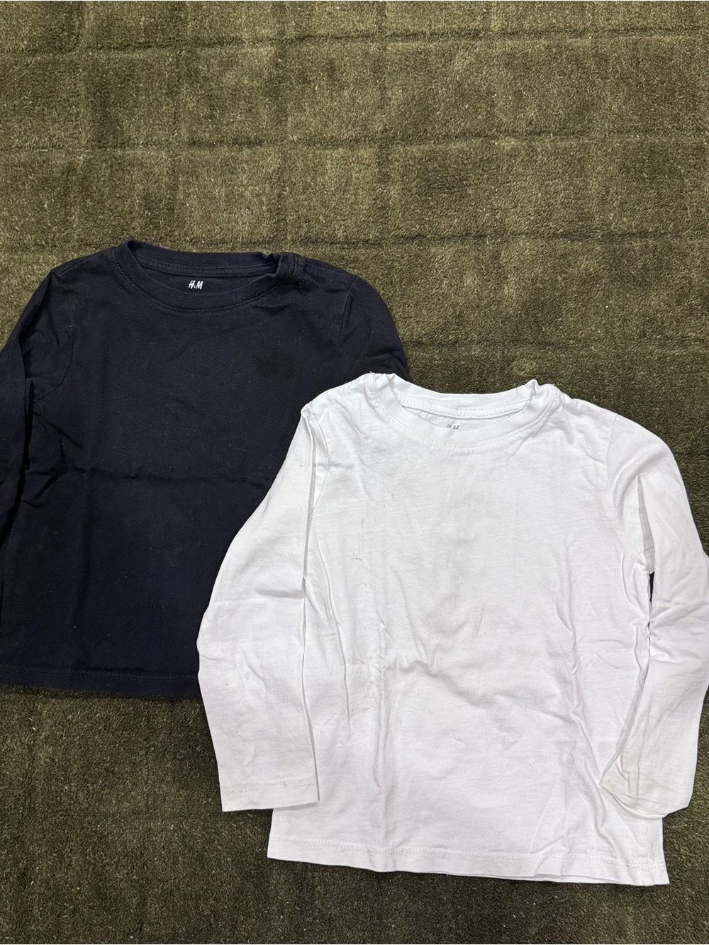 H&M - Set of 2 - Kids Long Sleeve tees — Black and White - size 2-4
